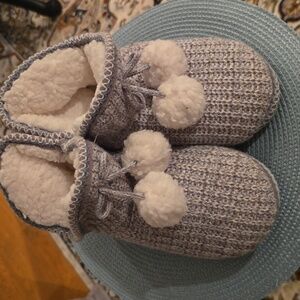 MUK LUKS BRAND WOMENS GREY & WHITE POMPOM SLIPPERS SIZE SMALL 5-6